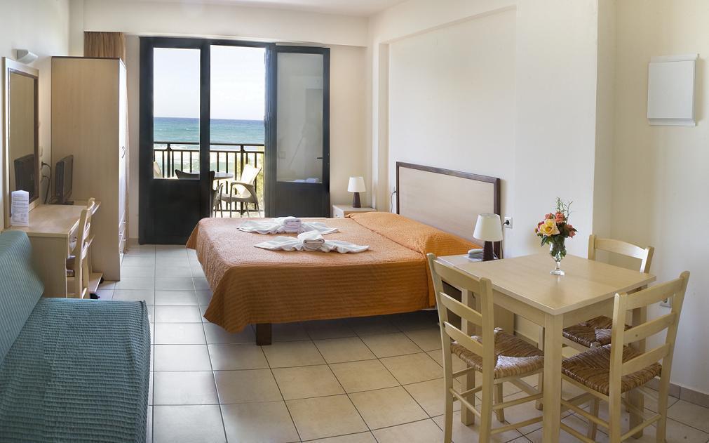 Margarita Beach Hotel Agia Marina Rum bild