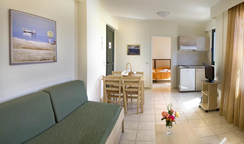 Margarita Beach Hotel Agia Marina Rum bild