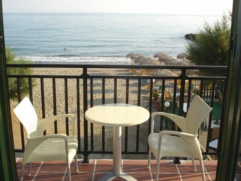 Margarita Beach Hotel Agia Marina Rum bild