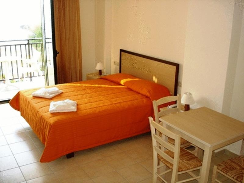 Margarita Beach Hotel Agia Marina Rum bild
